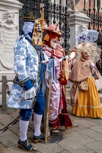 Costumi del Carnevale di Venezia davanti all'Arsenale.