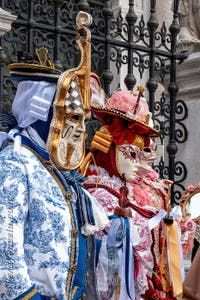 Costumi del Carnevale di Venezia davanti all'Arsenale.