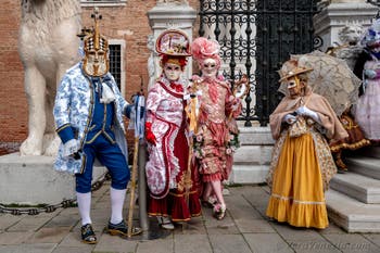 Costumi del Carnevale di Venezia davanti all'Arsenale.