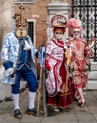 Costumi del Carnevale di Venezia davanti all'Arsenale.