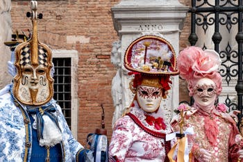 Costumi del Carnevale di Venezia davanti all'Arsenale.