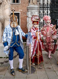 Costumi del Carnevale di Venezia davanti all'Arsenale.