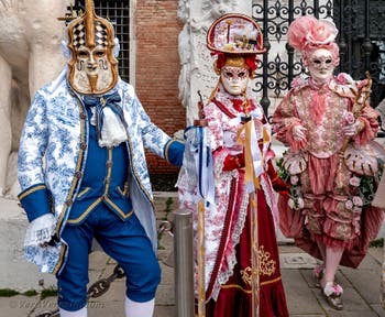 Costumi del Carnevale di Venezia davanti all'Arsenale.