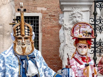 Costumi del Carnevale di Venezia davanti all'Arsenale.