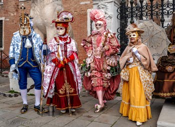 Costumi del Carnevale di Venezia davanti all'Arsenale.