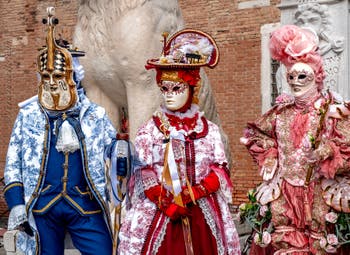 Costumi del Carnevale di Venezia davanti all'Arsenale.