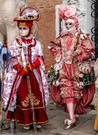 Costumi del Carnevale di Venezia davanti all'Arsenale.