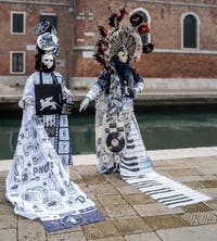 Costumi del Carnevale di Venezia davanti all'Arsenale.