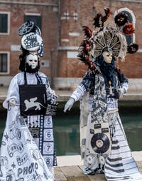 Costumi del Carnevale di Venezia davanti all'Arsenale.