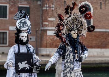 Costumi del Carnevale di Venezia davanti all'Arsenale.