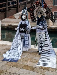 Costumi del Carnevale di Venezia davanti all'Arsenale.