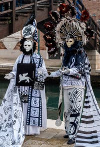 Costumi del Carnevale di Venezia davanti all'Arsenale.