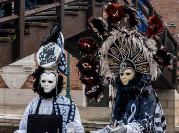 Costumi del Carnevale di Venezia davanti all'Arsenale.