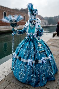 Costumi del Carnevale di Venezia davanti all'Arsenale.