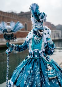 Costumi del Carnevale di Venezia davanti all'Arsenale.