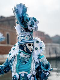 Costumi del Carnevale di Venezia davanti all'Arsenale.