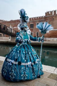 Costumi del Carnevale di Venezia davanti all'Arsenale.