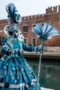 Costumi del Carnevale di Venezia davanti all'Arsenale.