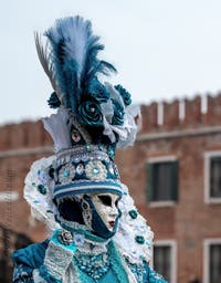 Costumi del Carnevale di Venezia davanti all'Arsenale.