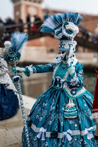 Costumi del Carnevale di Venezia davanti all'Arsenale.