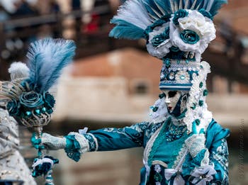 Costumi del Carnevale di Venezia davanti all'Arsenale.