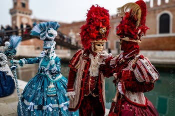 Costumi del Carnevale di Venezia davanti all'Arsenale.