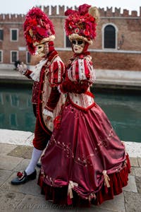 Costumi del Carnevale di Venezia davanti all'Arsenale.