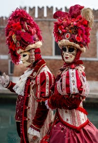 Costumi del Carnevale di Venezia davanti all'Arsenale.