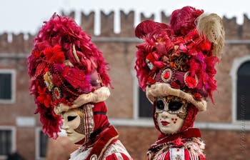 Costumi del Carnevale di Venezia davanti all'Arsenale.