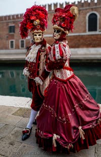 Costumi del Carnevale di Venezia davanti all'Arsenale.