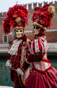 Costumi del Carnevale di Venezia davanti all'Arsenale.