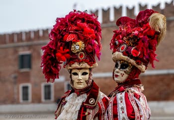 Costumi del Carnevale di Venezia davanti all'Arsenale.