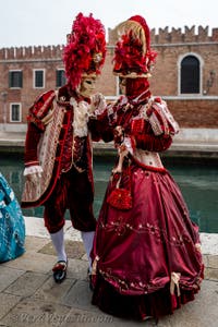 Costumi del Carnevale di Venezia davanti all'Arsenale.