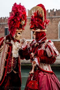 Costumi del Carnevale di Venezia davanti all'Arsenale.