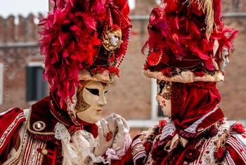 Costumi del Carnevale di Venezia davanti all'Arsenale.