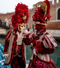 Costumi del Carnevale di Venezia davanti all'Arsenale.