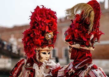 Costumi del Carnevale di Venezia davanti all'Arsenale.