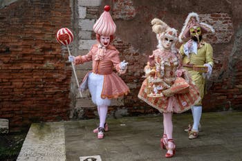 Costumi del Carnevale di Venezia davanti all'Arsenale.