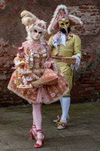 Costumi del Carnevale di Venezia davanti all'Arsenale.