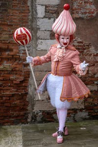 Costumi del Carnevale di Venezia davanti all'Arsenale.