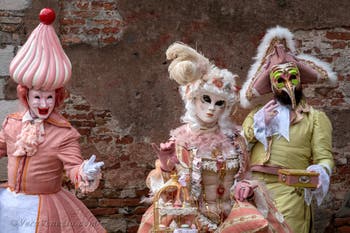 Costumi del Carnevale di Venezia davanti all'Arsenale.