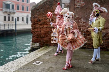 Costumi del Carnevale di Venezia davanti all'Arsenale.