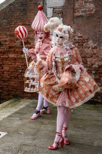 Costumi del Carnevale di Venezia davanti all'Arsenale.