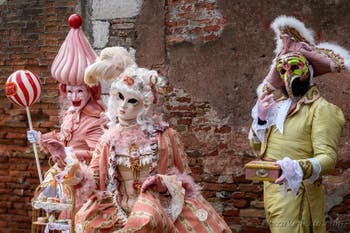 Costumi del Carnevale di Venezia davanti all'Arsenale.