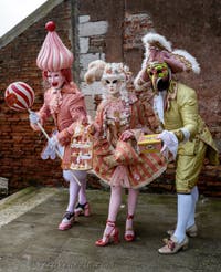 Costumi del Carnevale di Venezia davanti all'Arsenale.