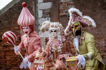 Costumi del Carnevale di Venezia davanti all'Arsenale.