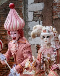 Costumi del Carnevale di Venezia davanti all'Arsenale.