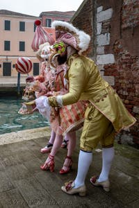 Costumi del Carnevale di Venezia davanti all'Arsenale.