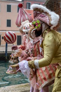 Costumi del Carnevale di Venezia davanti all'Arsenale.