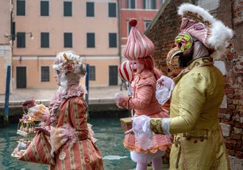 Costumi del Carnevale di Venezia davanti all'Arsenale.